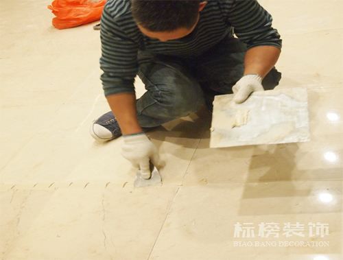 辦公室裝修瓷磚上鋪木地板可以嗎？